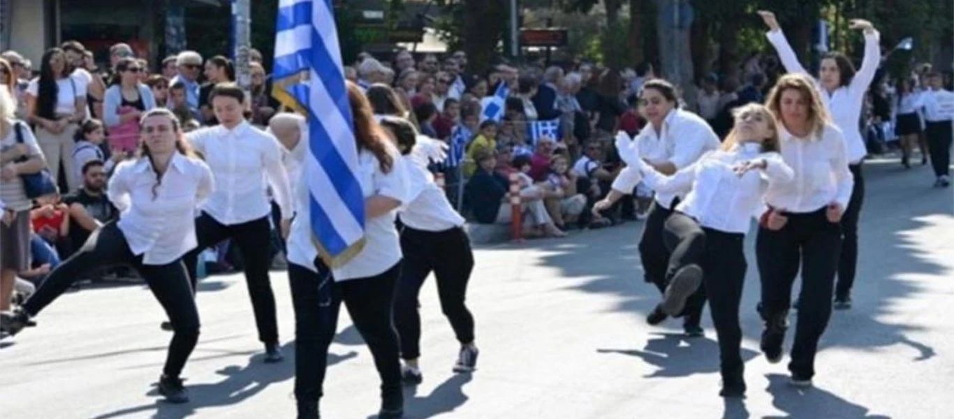 Bίντεο από την προετοιμασία των 10 κοριτσιών της κοροϊδίας της επετείου του «Όχι»: «Τρελή χαρά» στον ΣΥΡΙΖΑ